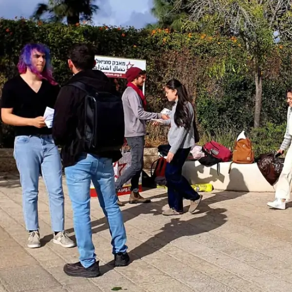 هجوم جبان من قِبل مؤيّدي حكومة الموت على حملة اشتراكية وعلى حقّ الترشّح لمعارضي الحرب